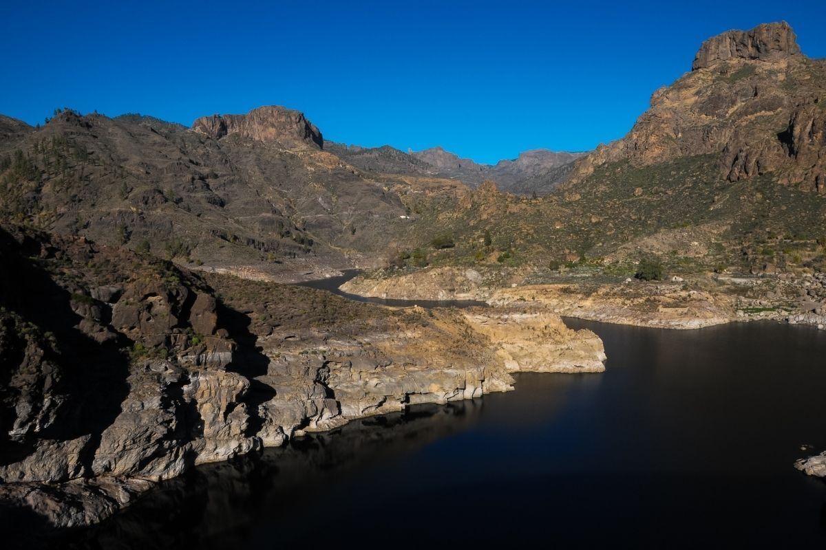 Rio com água escura entre montanhas