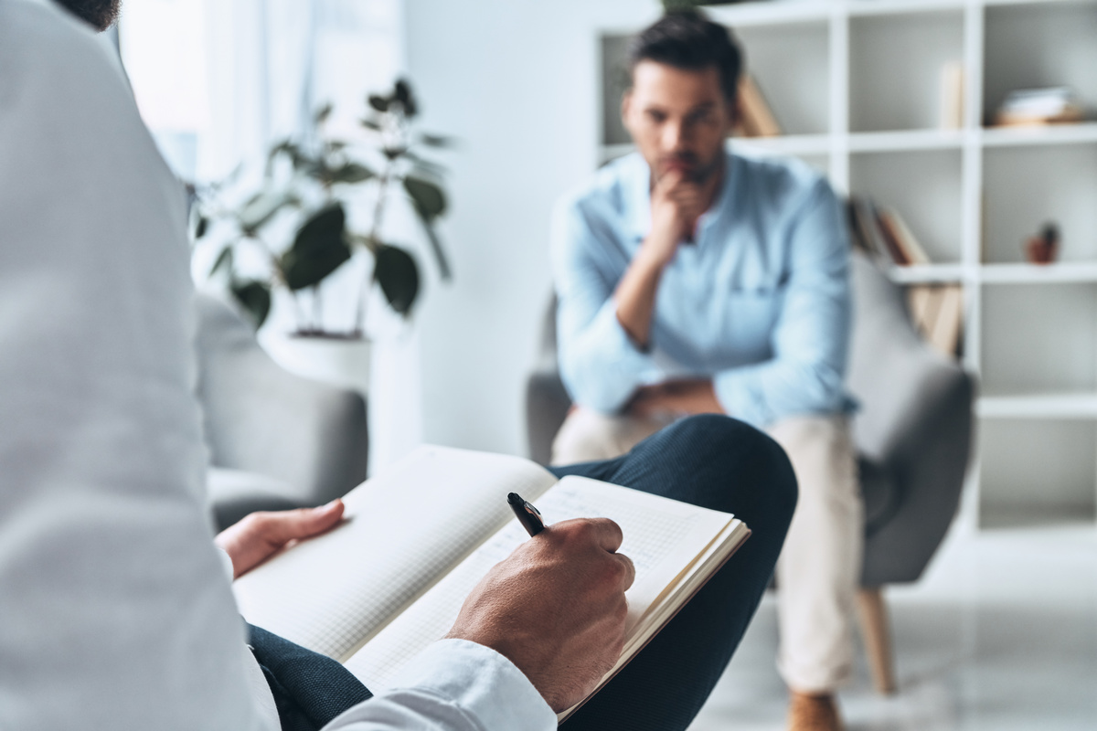 Homem conversando com psicóloga em consulta