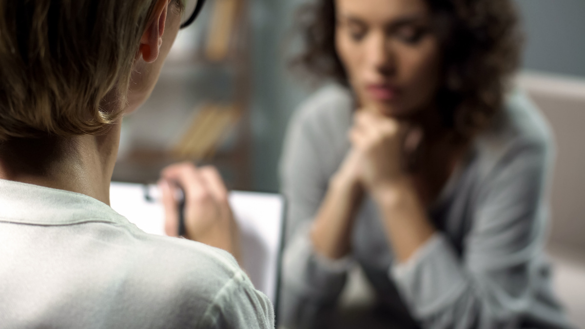 Mulher conversando com psicóloga em consulta