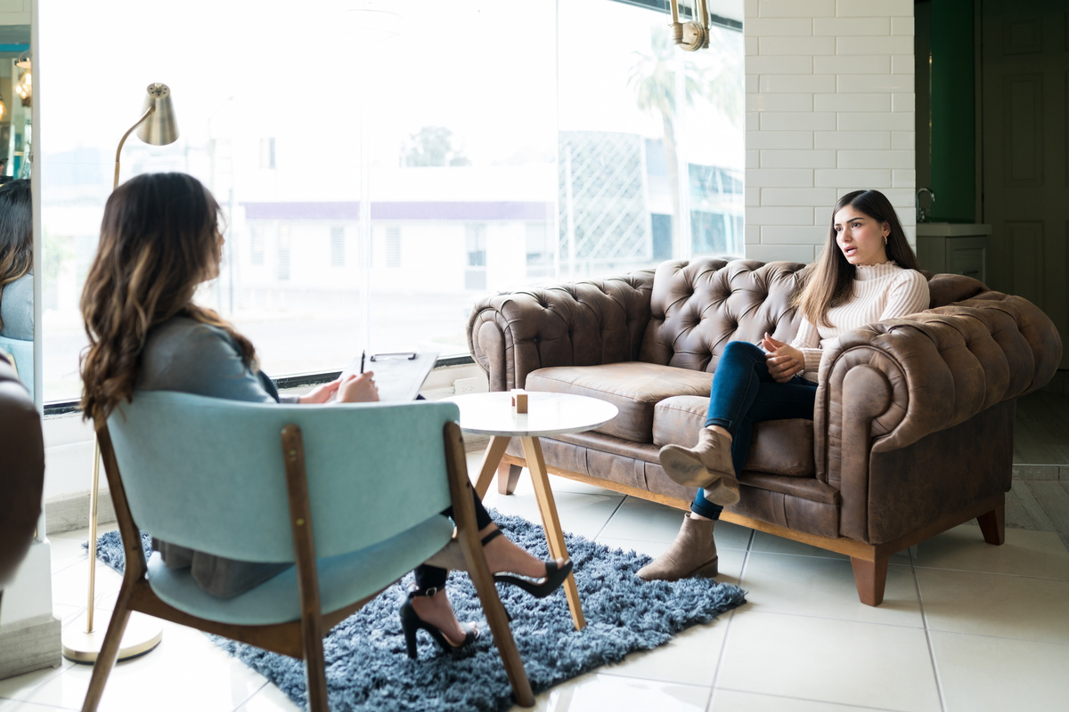 Mulher conversando com psicóloga em consulta