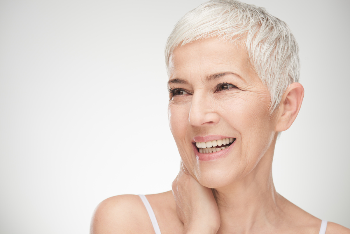 Senhora de cabelo branco sorrindo