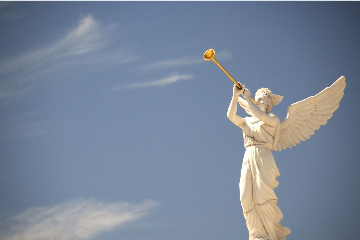 Estátua de um anjo com uma trombeta