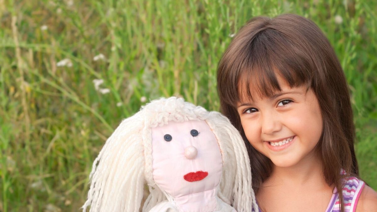 Menina com boneca de pano.