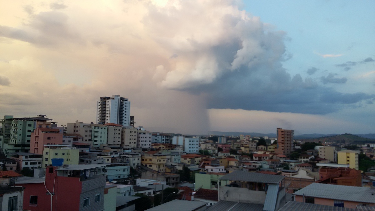 Tromba d’água numa cidade