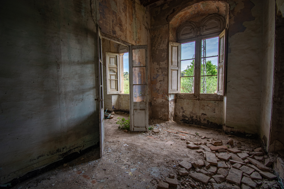 Casa abandonada com entulho dentro