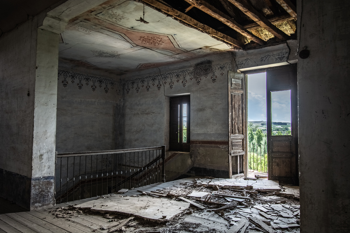 Casa abandonada com entulho