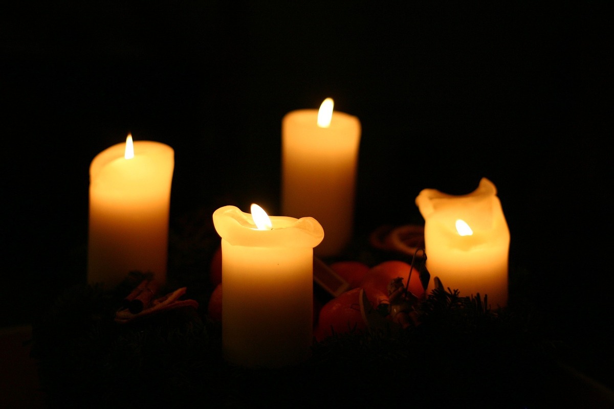 Velas amarelas.