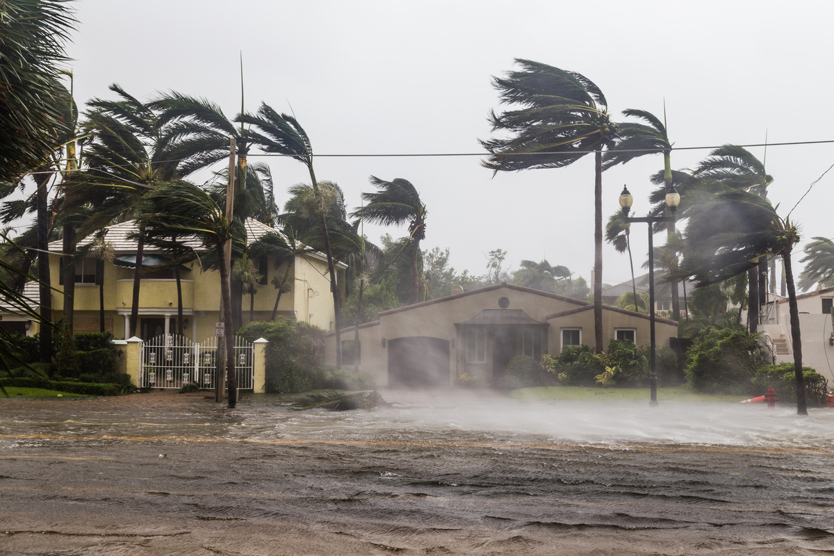 Forte chuva e inundação causada por uma tromba d’água