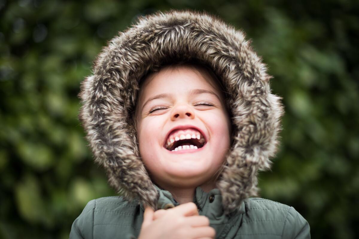 Criança sorrindo.