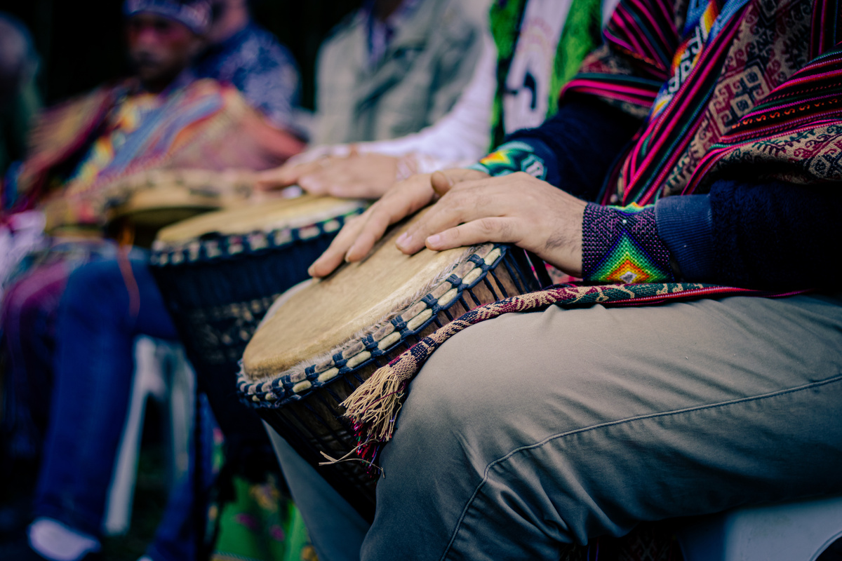 Pessoas tocando instrumentos de percussão