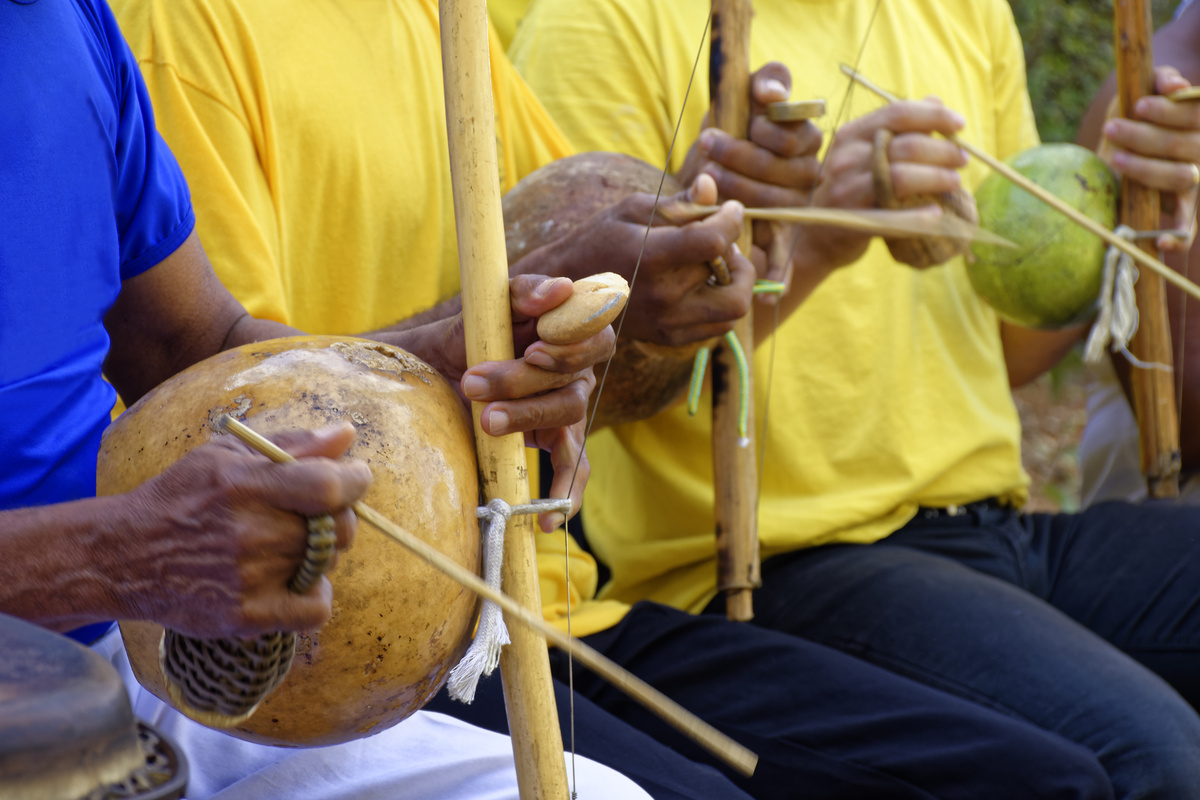 Pessoas tocando berimbau