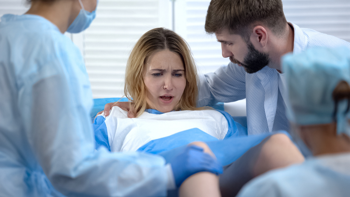 Marido acompanhando esposa durante o trabalho de parto