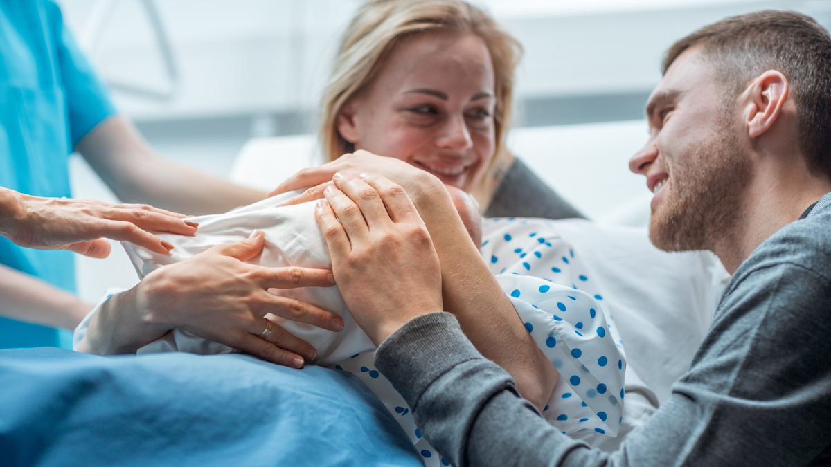 Casal feliz com bebê que acabou de nascer