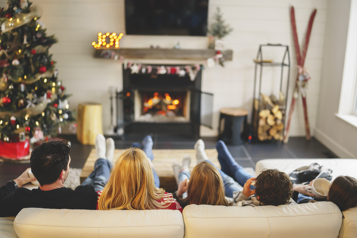 Família na sala de tv