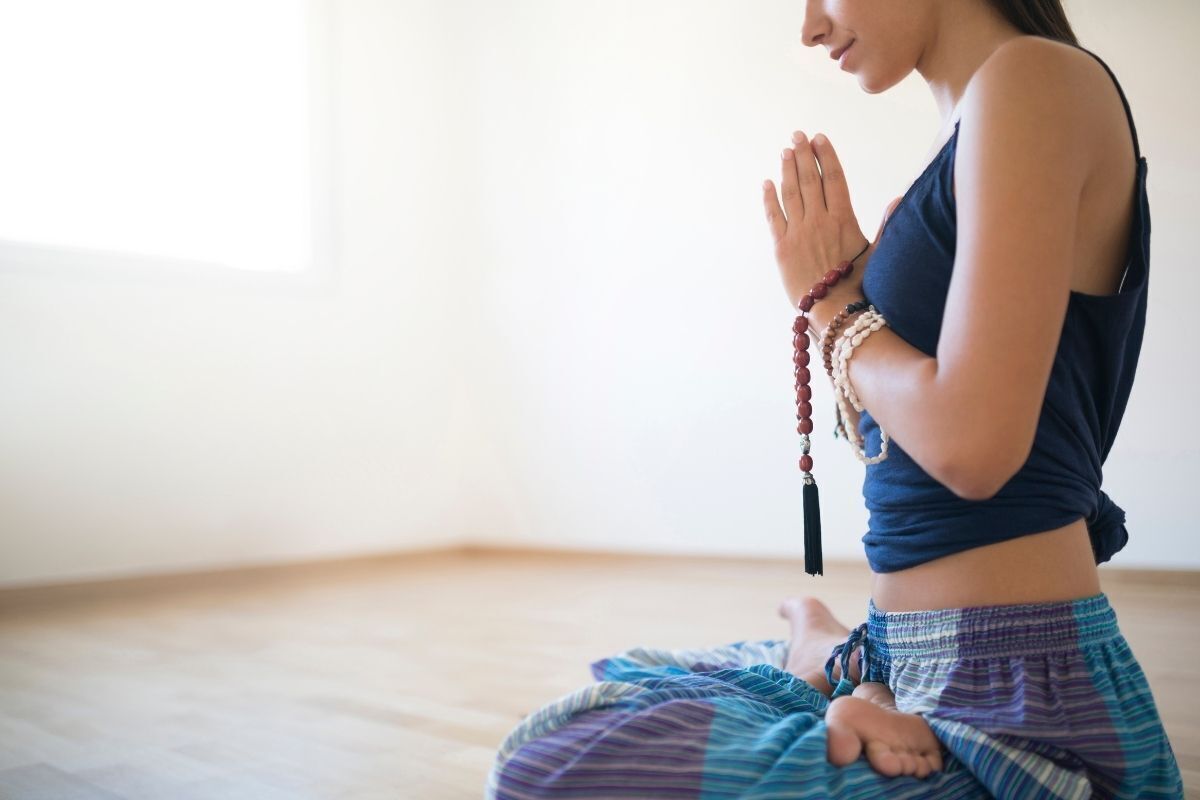 Mulher meditando