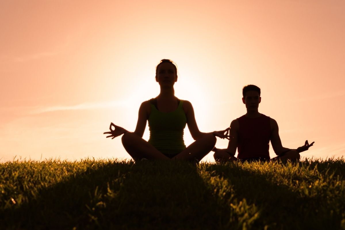 Pessoas meditando na natureza