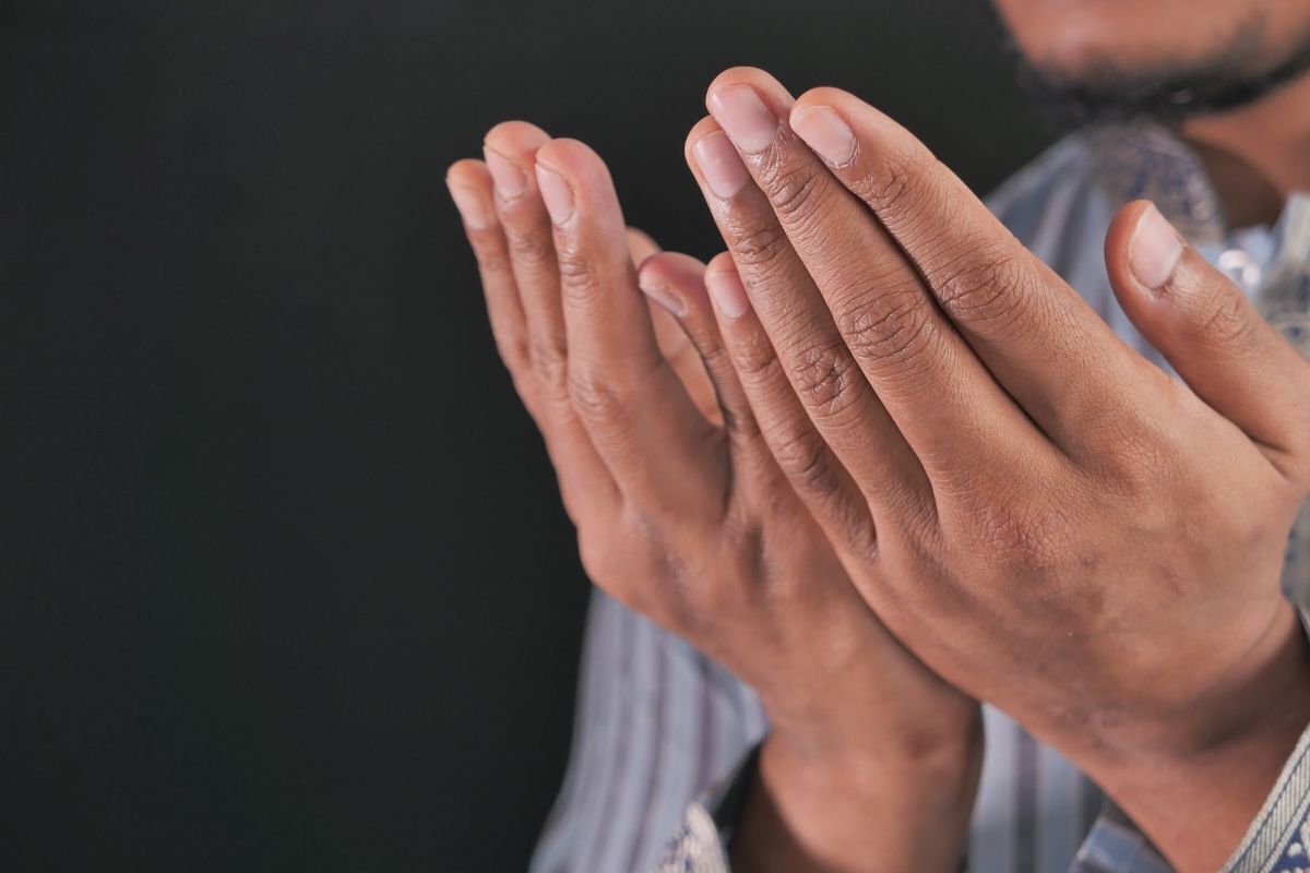 Mãos em formato de prece