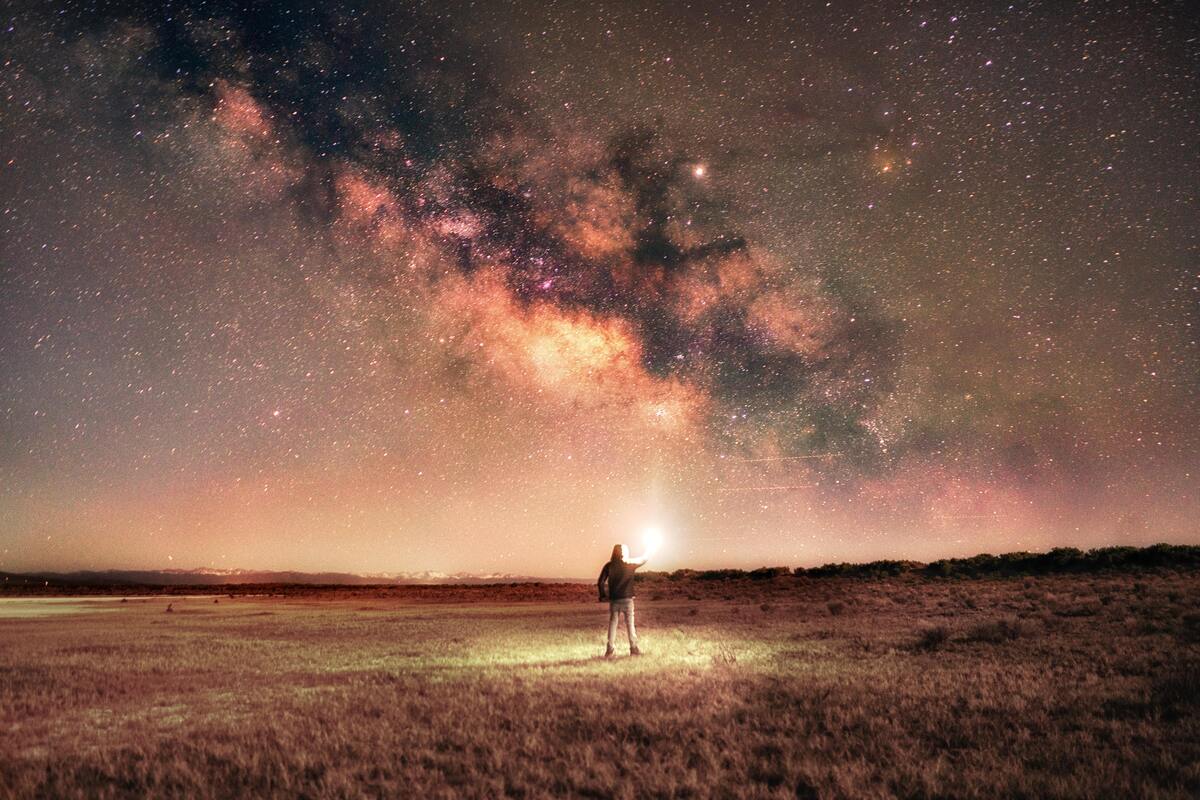 Pessoa observando o céu estrelado. 