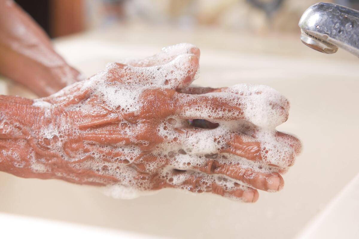 Homem com as mãos cheias de espuma.