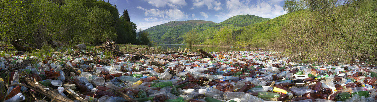 Rio cheio de lixo.