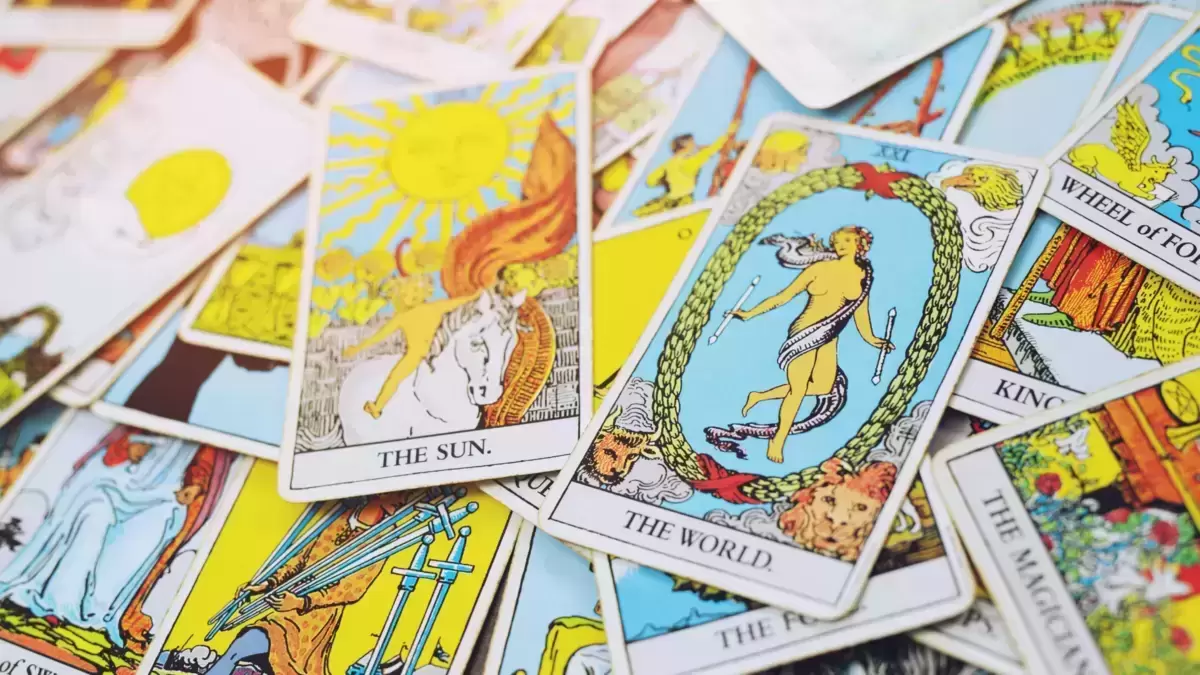 Cartas de Tarot espalhadas.