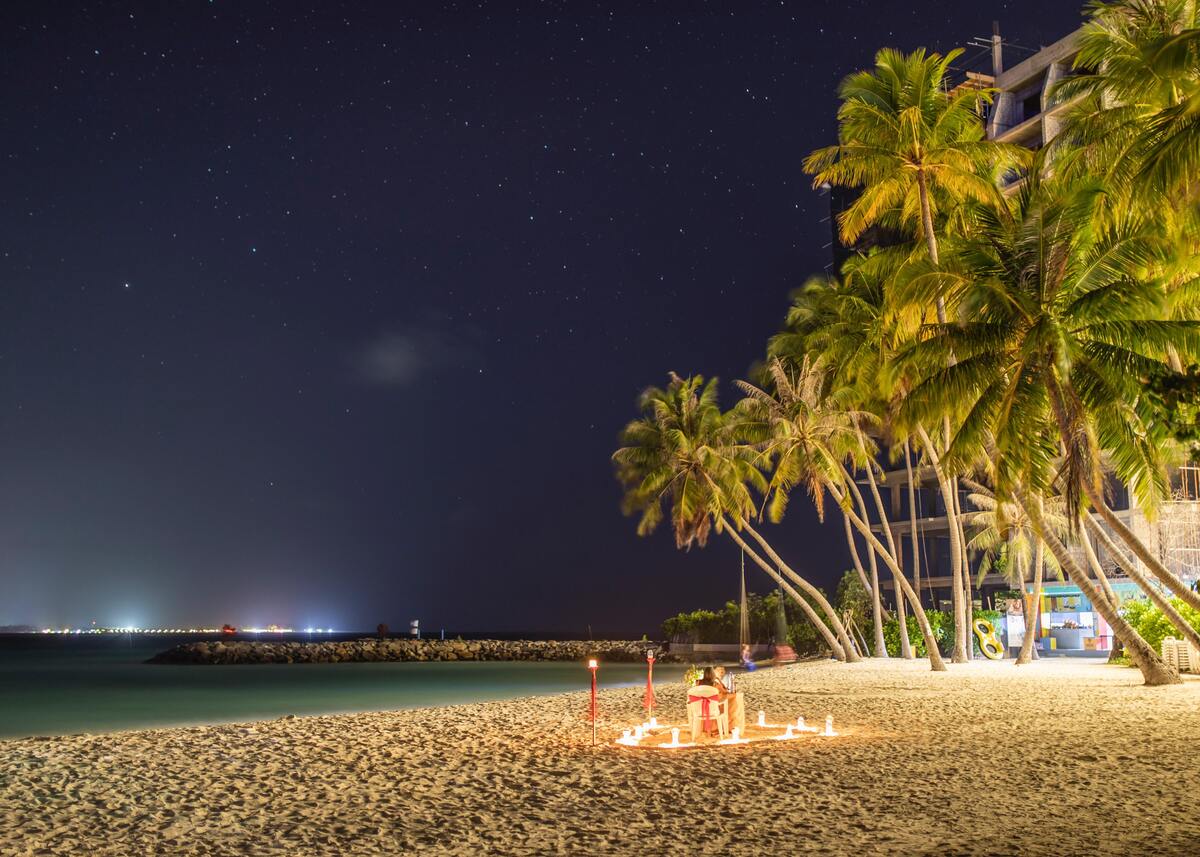 Praia durante a noite.