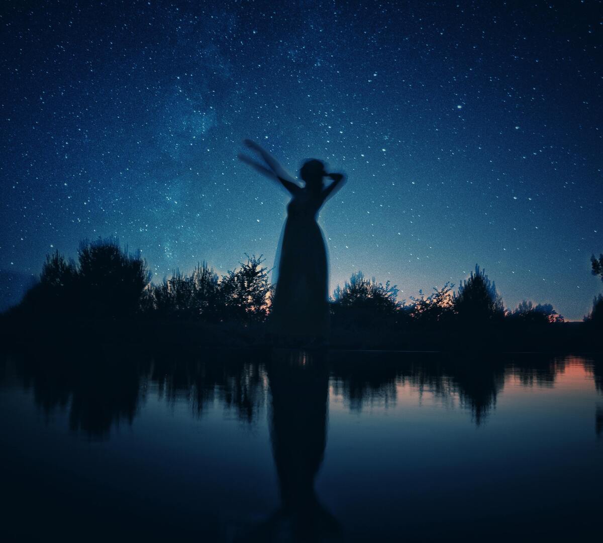 Mulher dançando em noite estrelada