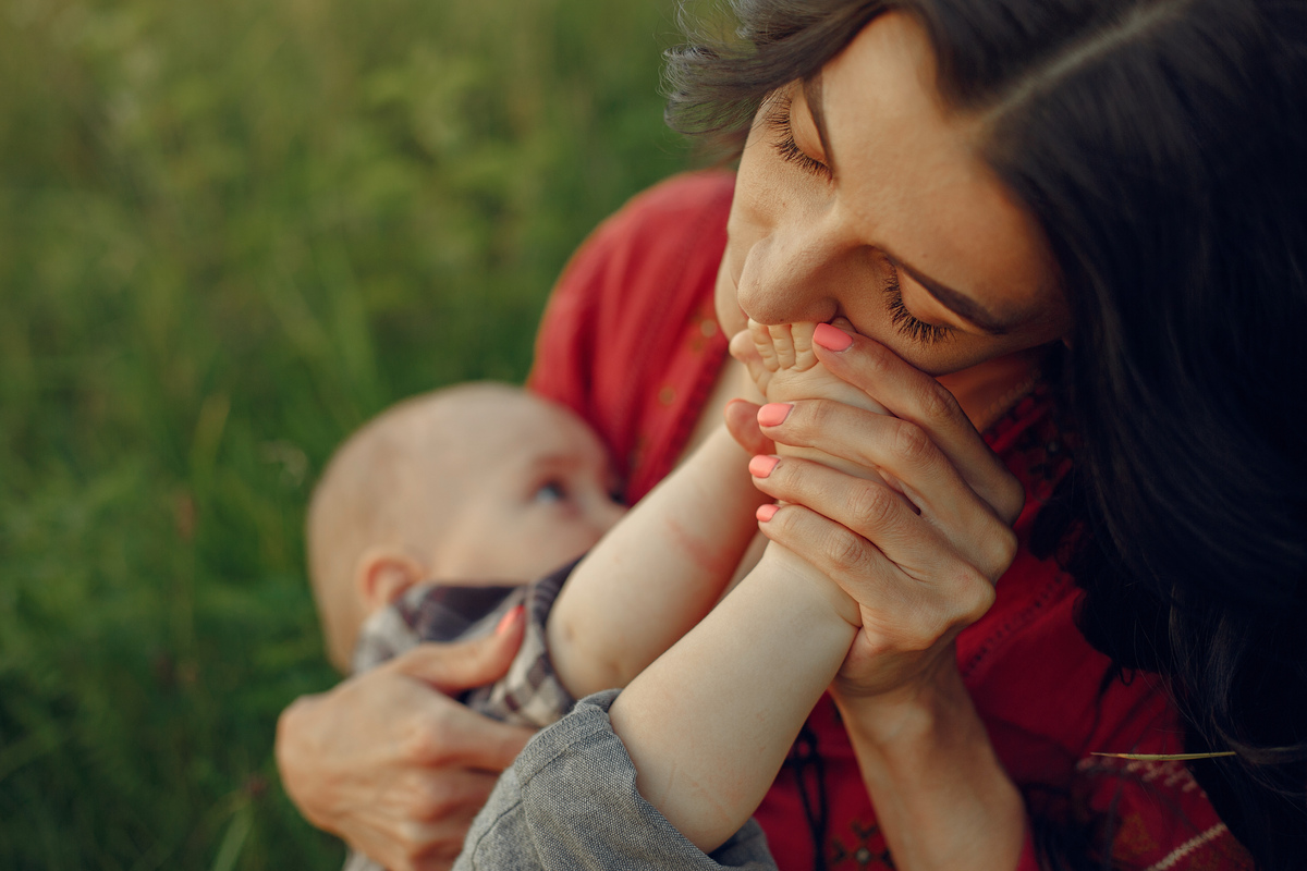 Mãe com bebê em jardim