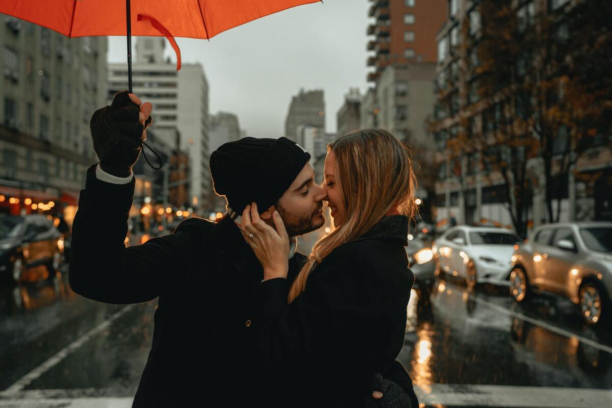 Casal se beijando.