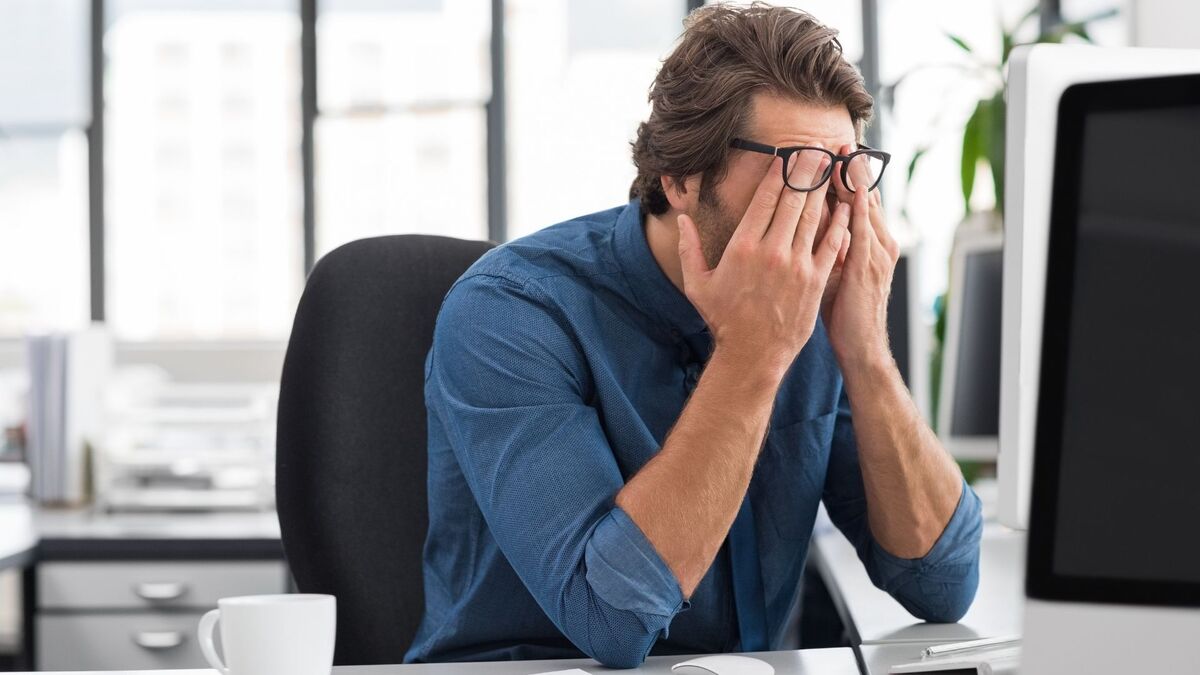 Homem cansado no trabalho.