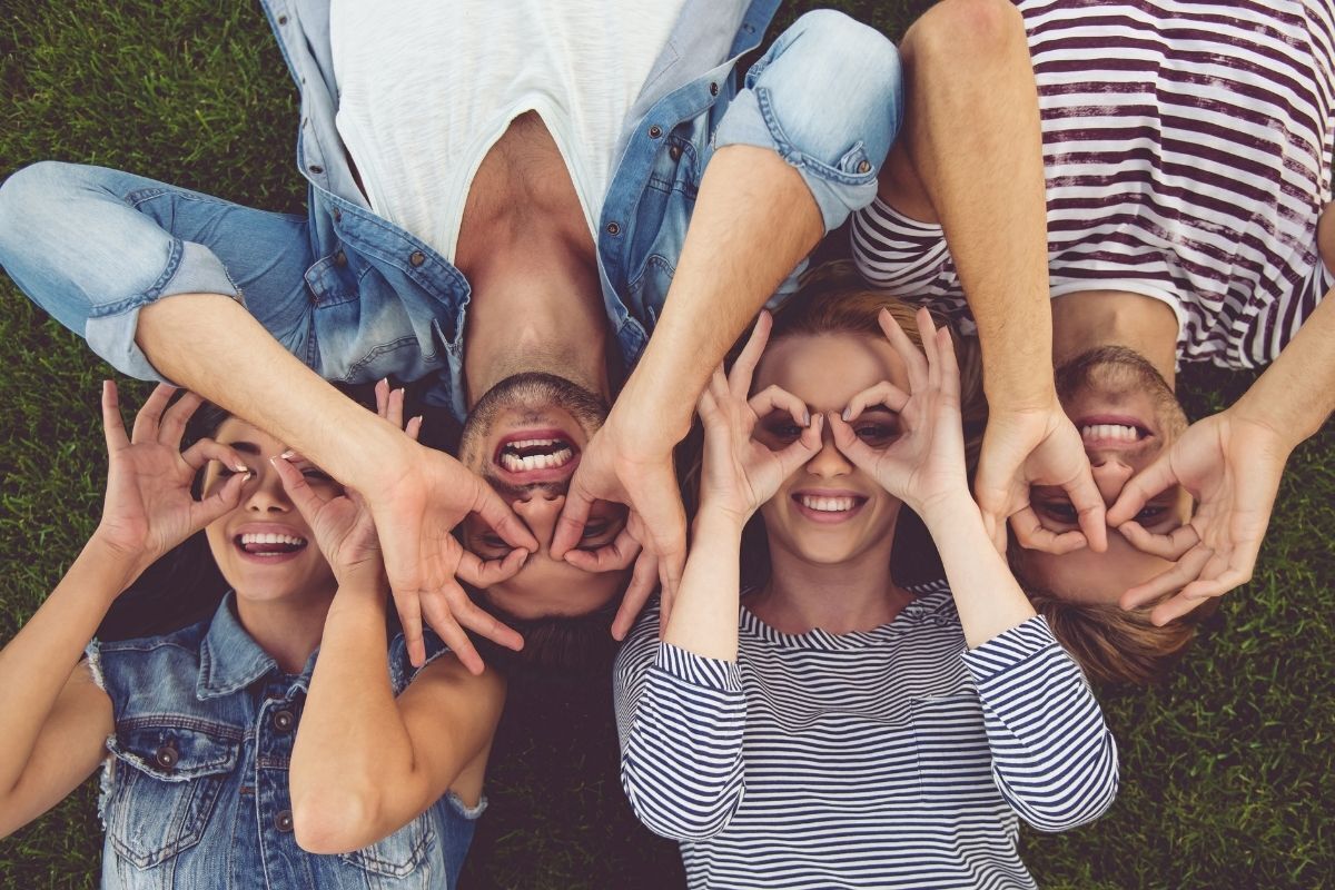 Amigos deitados em uma grama 