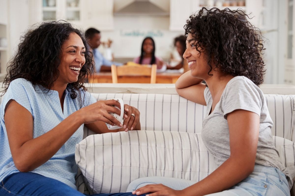 Mulheres sorrindo ao conversar