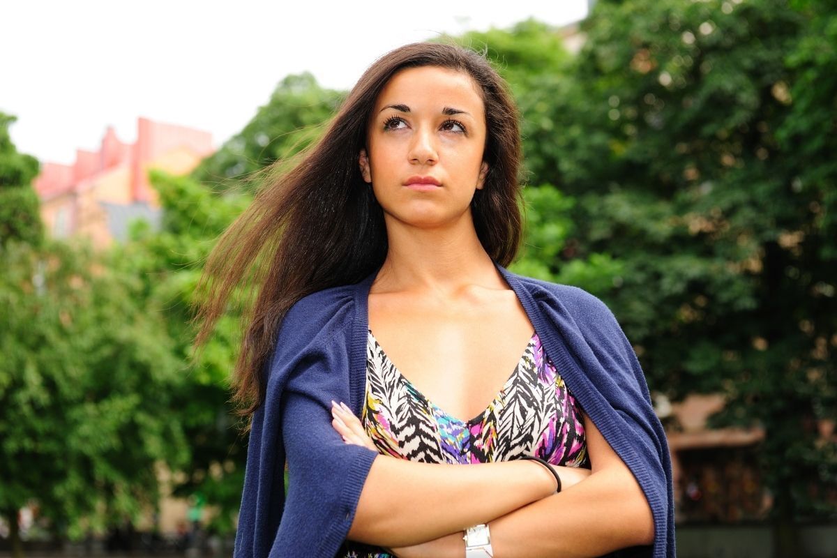 Mulher com os braços cruzados