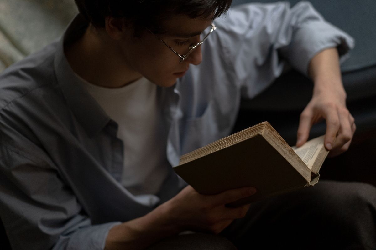 Homem lendo um livro