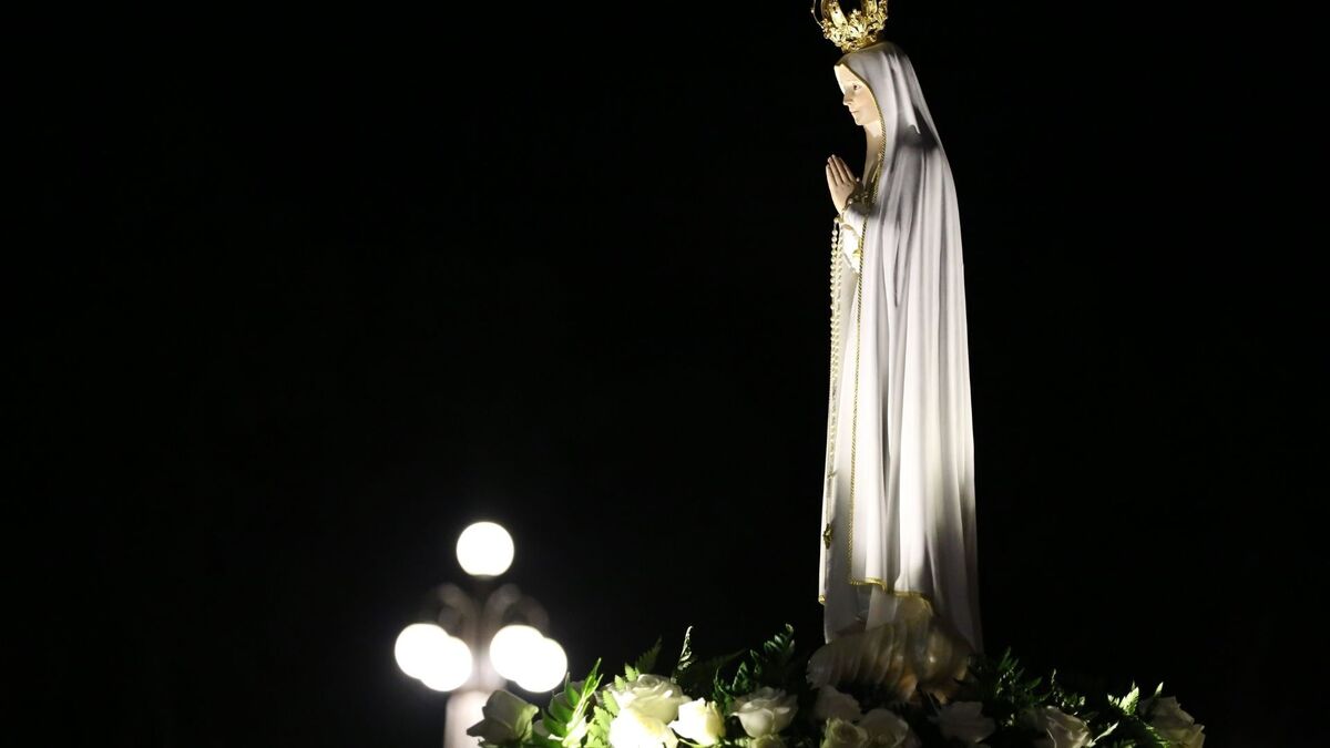 Nossa senhora de Fátima iluminada.