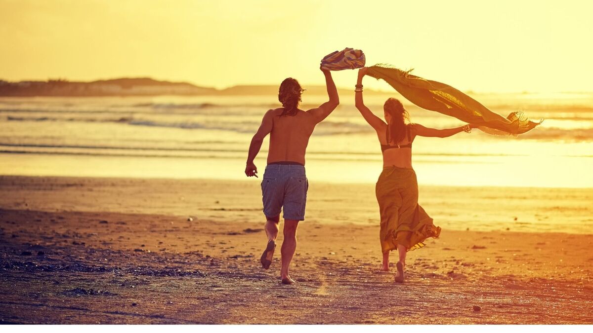 Casal feliz na praia.