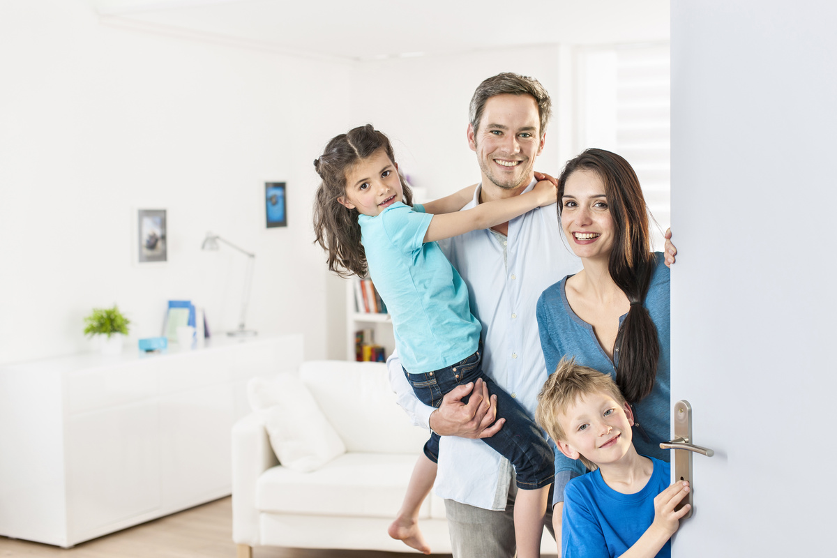 Família na porta de casa recebendo visita