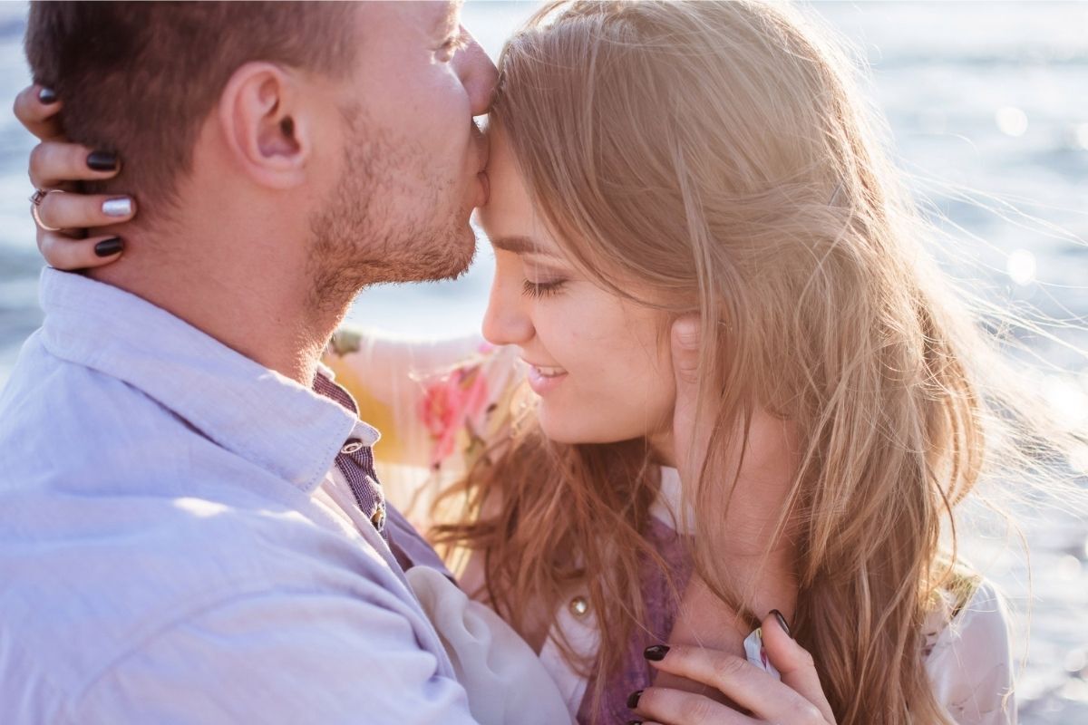 Homem beijando a testa de sua namorada