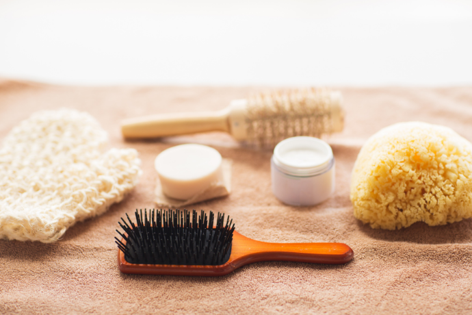 Produtos para cabelo sobre mesa.