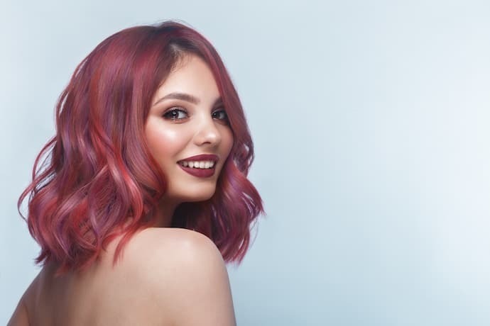 Mulher com cabelo tonalizado de rosa