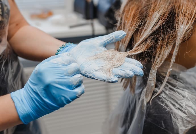 Pessoa pintando cabelo com tonalizante