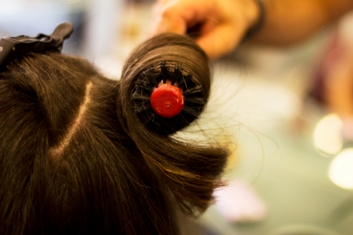 Escova secadora em cabelo.