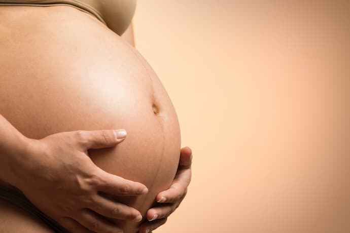 Grávida com mãos na barriga