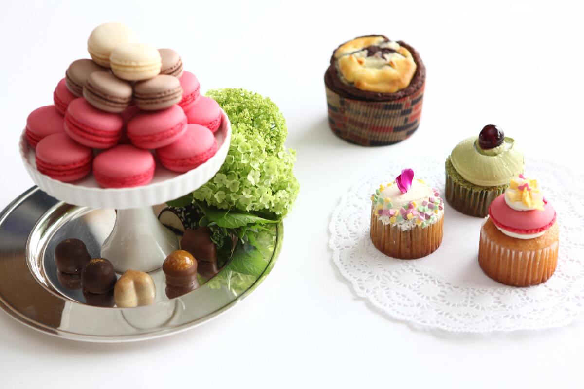 Doces em bandejas, como macarons