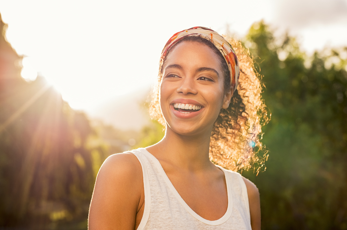 Mulher sorridente na natureza