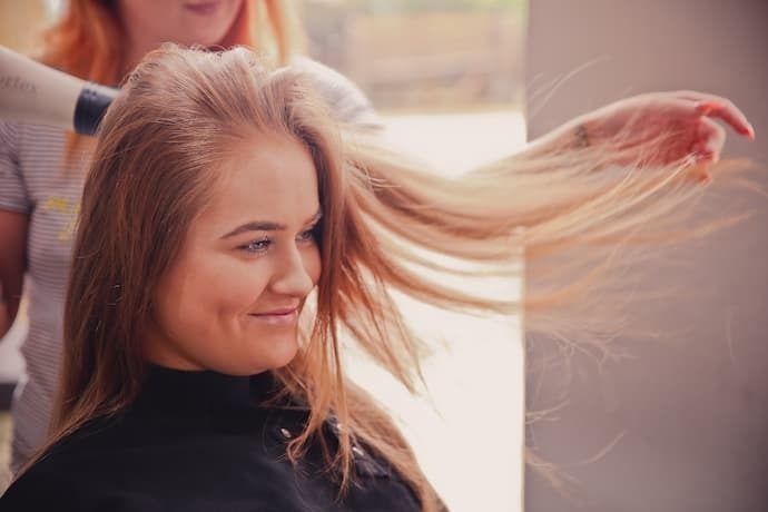 Mulher no salão com cabelo liso