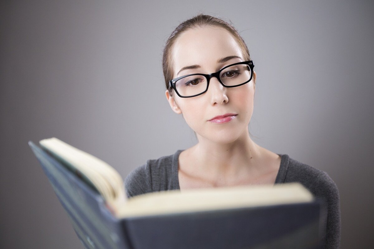 Mulher lendo um livro.