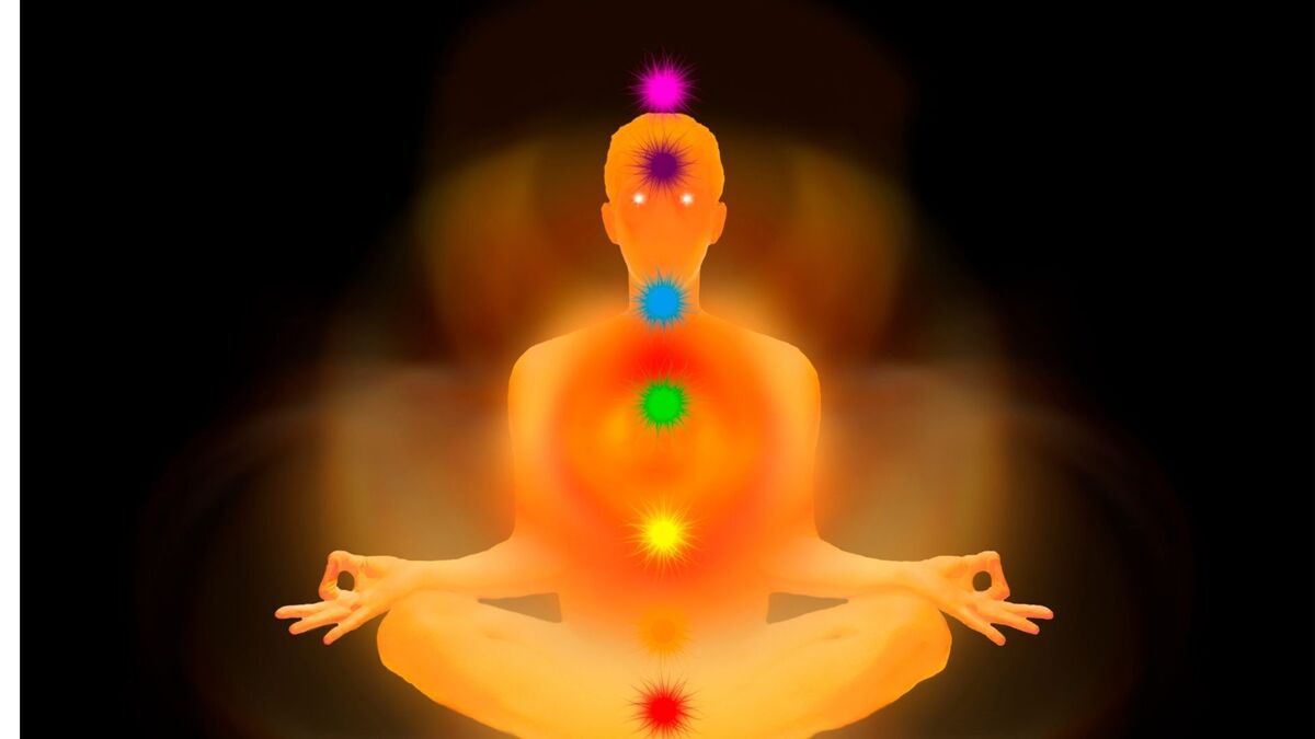 Pessoa com os chakras destacados.