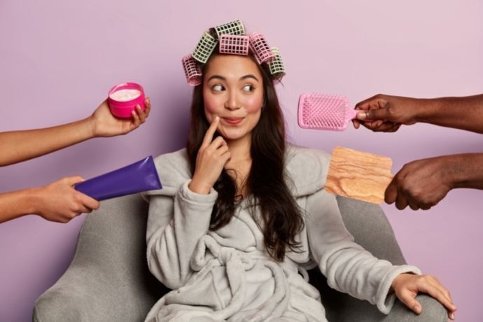 Mulher indecisa olhando para vários produtos de cabelo