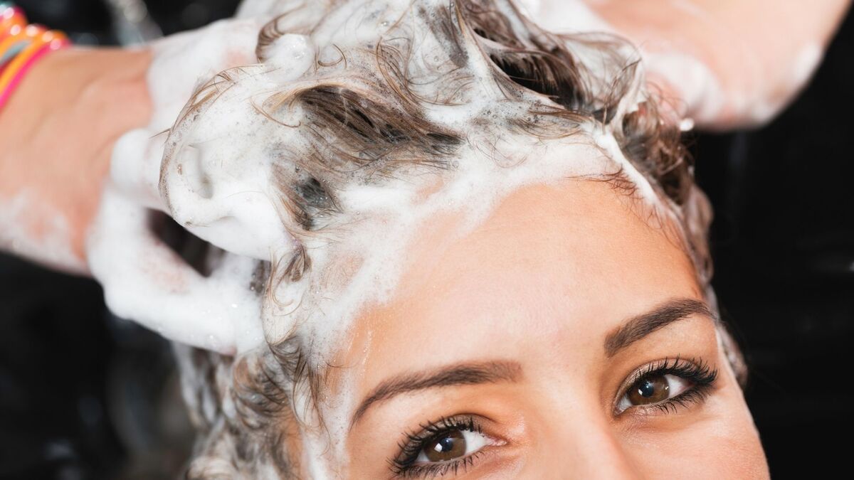 Mulher lavando o cabelo.